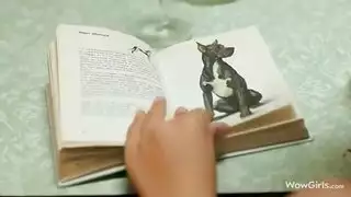 بنت مثارة تستمني بدلك كسها بعمق حتى تبلغ النشوة