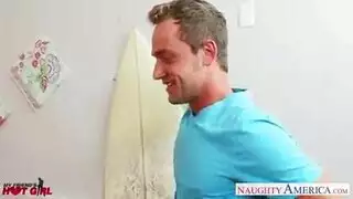 ميا مالكوفا الشهوانية تتوسل أن يُقذف على ثدييها المثاليين