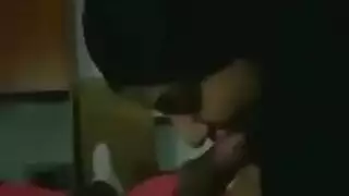 محجبة تمص لصحب الاجار في السيارة