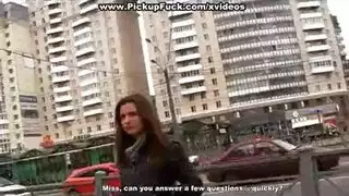 معاملة علنية: عاهرة أوروبية تحصل على قذف داخلي مقابل المال