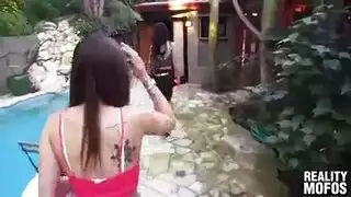 جليسة الأطفال العاهرة تحب الاختناق على قضيب ضخم