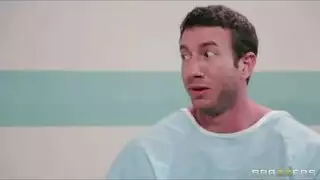 ممرضات في زي موحد في حفلة جنس قذرة في حمام عام