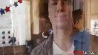 قضيب الأخ غير الشقيق في فمها ثم عميقًا في مهبلها