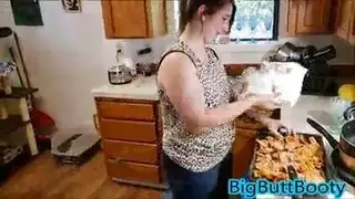 أخ يستدرج اخته وينيكها
