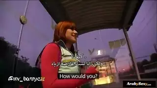 نقود مقابل إباحية علنية: فتاة أوروبية تُثبت في الزقاق