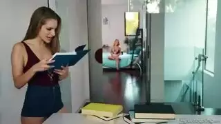 قذف النشوة من سحاق الأخت غير الشقيقة – أكل كس وإصبع